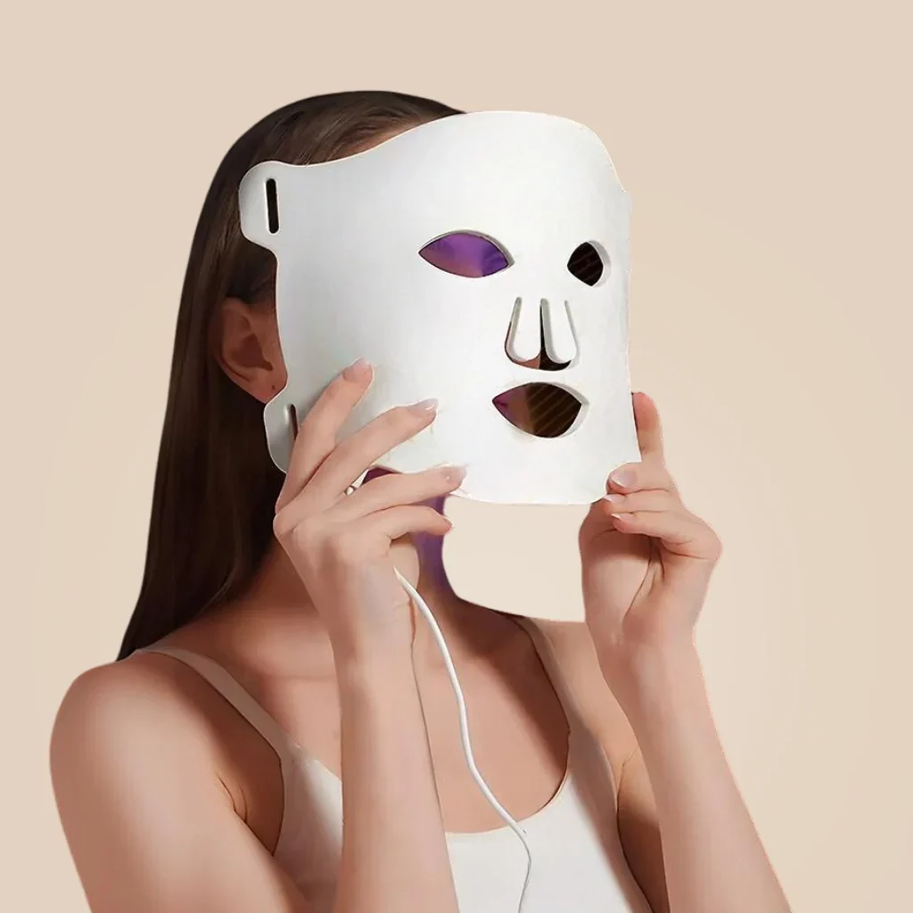 Mulher segurando a Máscara Facial de Terapia de Luz LED